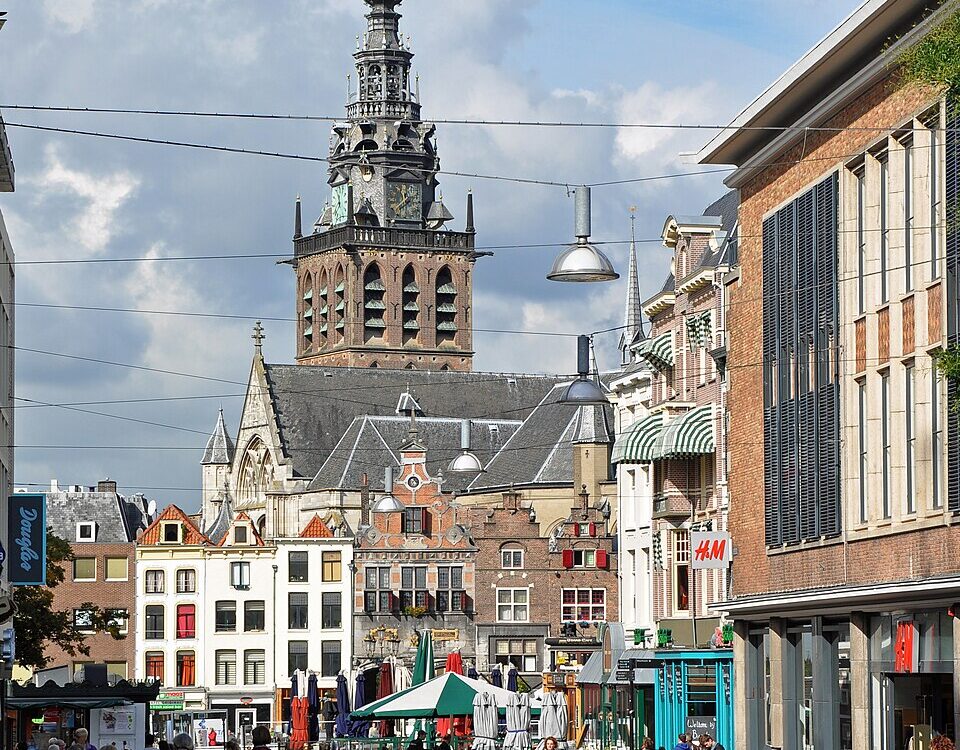 Sint-Stevenskerk en Grote Markt in Nijmegen